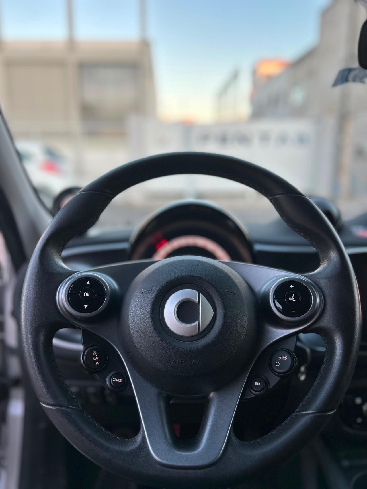 Smart ForFour 0.9 Turbo Passion-2015 NAVI/LED/15"