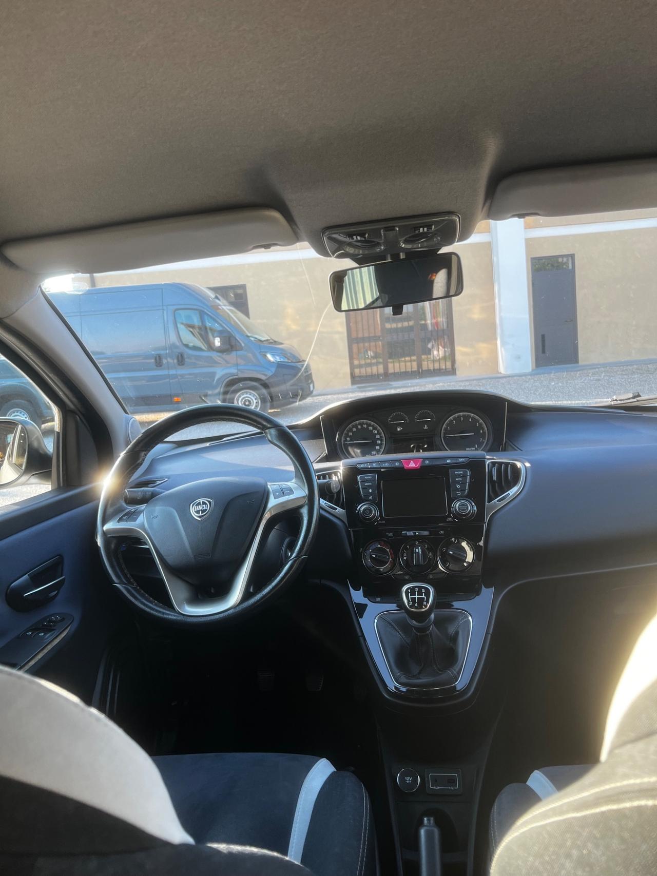 Lancia Ypsilon 1.2 69 CV 5 porte Platinum