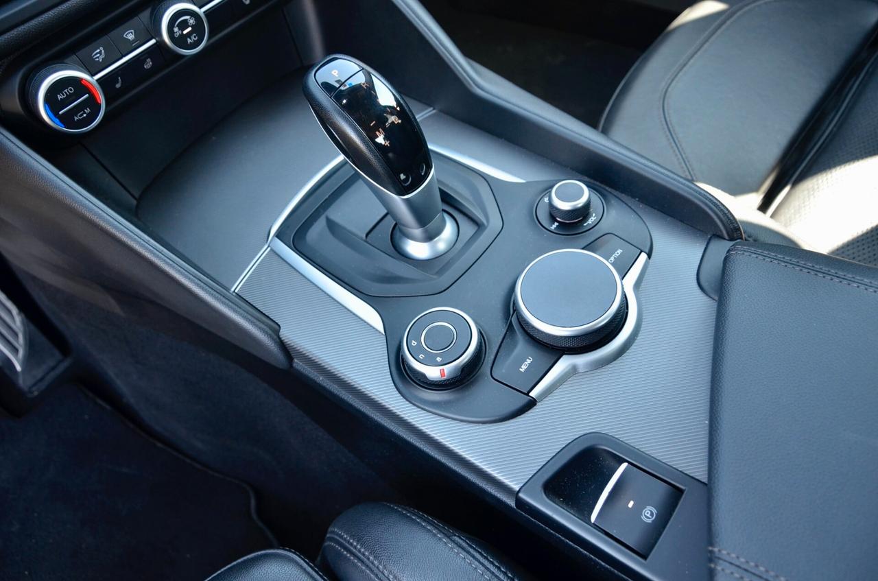 ALFA ROMEO GIULIA 2.2 T VELOCE Q4 210cv AWD AUTO, SERVICE UFF FCA, EURO 6B, 19", XENO, APPLE ANDROID, PERMUTE