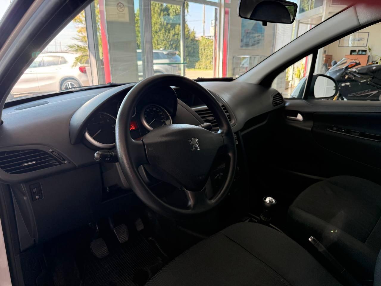 Peugeot 207 1.4 8V 75CV 5p. ONE Line
