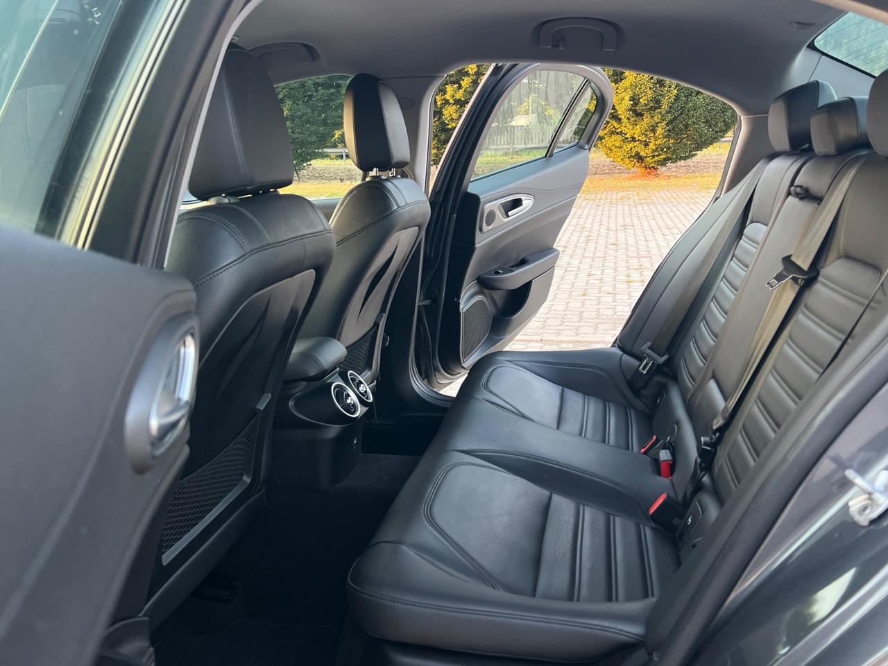 Alfa Romeo Giulia 2.2 Turbodiesel 210 CV AT8 AWD Q4 Veloce