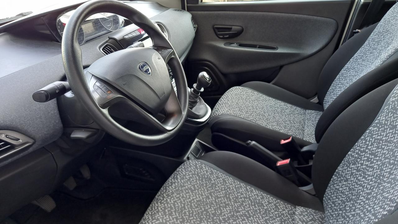 Lancia Ypsilon 1.0 FireFly 5 porte S&S Hybrid Ecochic Silver
