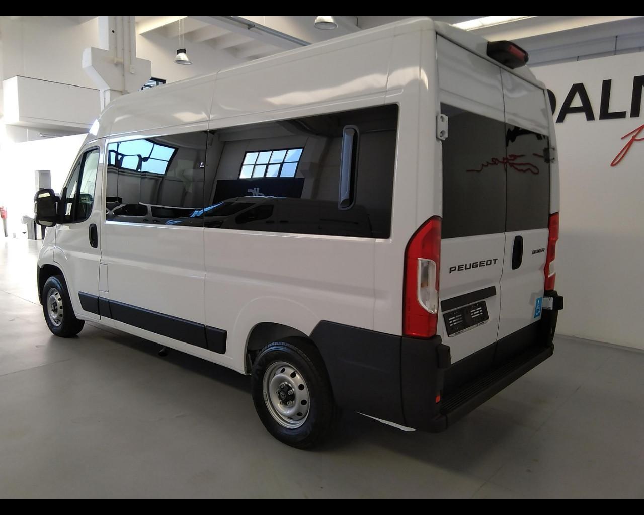 PEUGEOT Boxer 335 2.2 bluehdi 140cv S&S Vetrato allestito con sollevatore