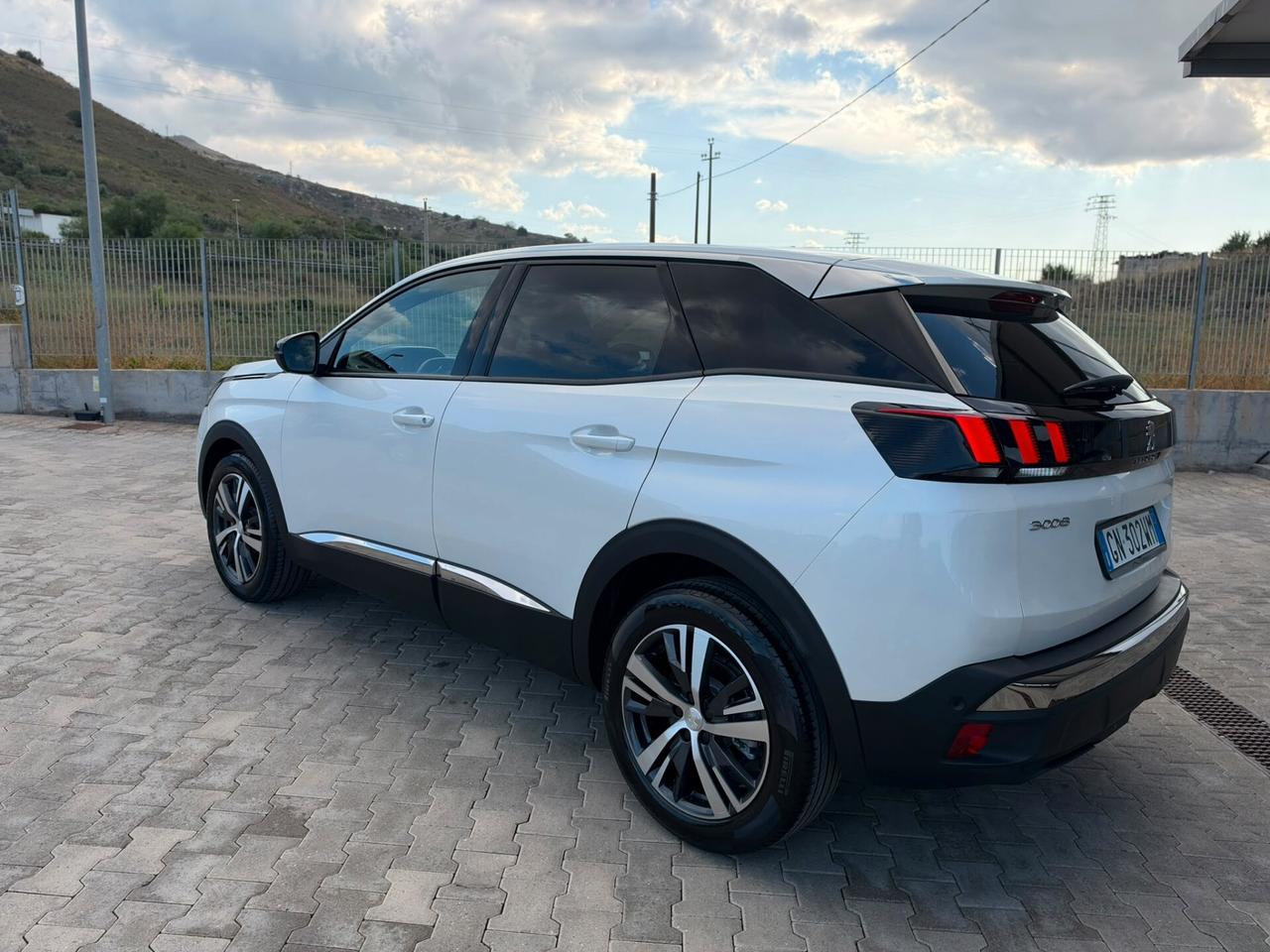 PEUGEOT 3008 1.5 HDI 130CV ALLURE 2023