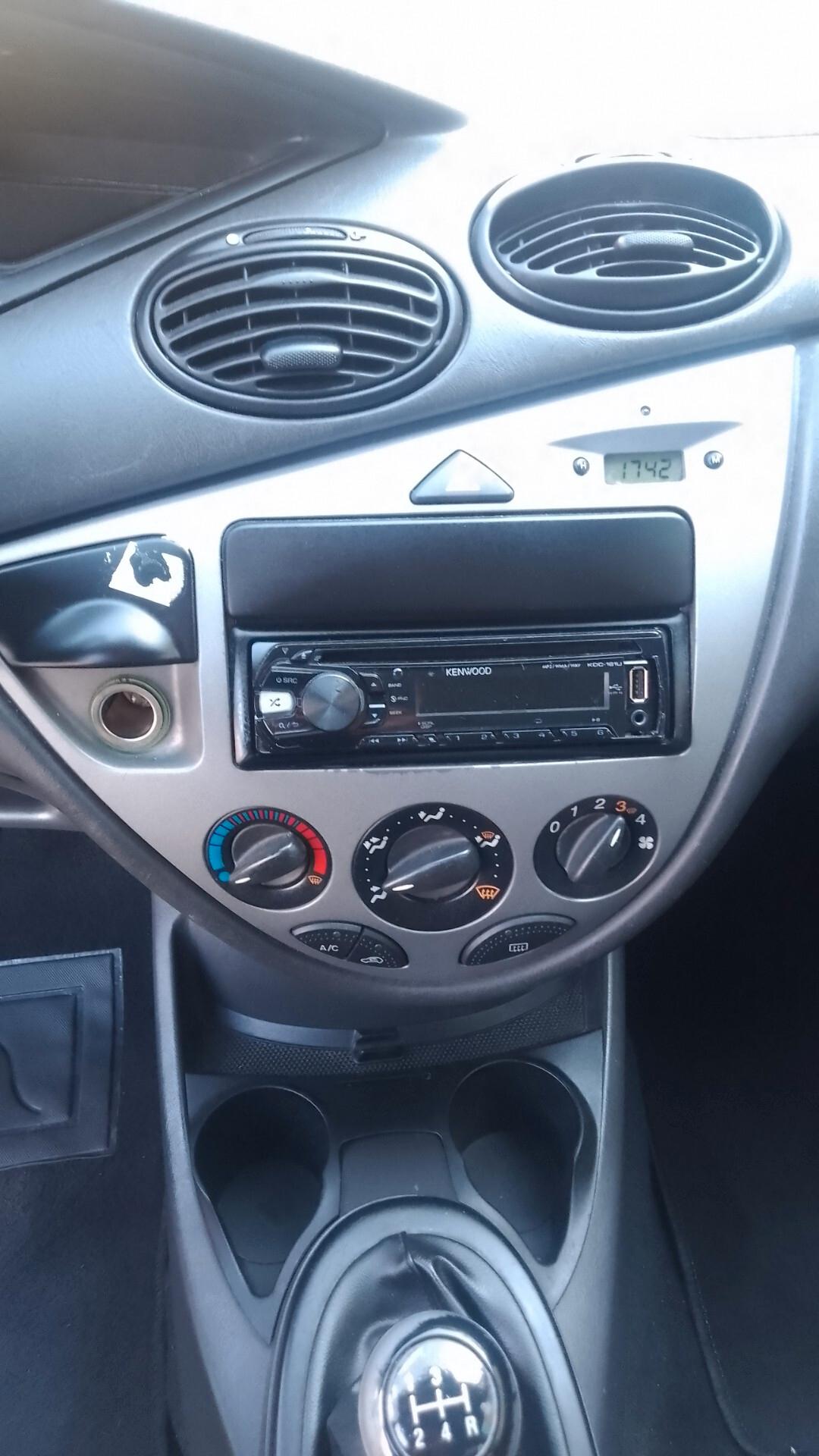 Ford Focus 1.6i 16V cat 5p. Zetec neopatentati