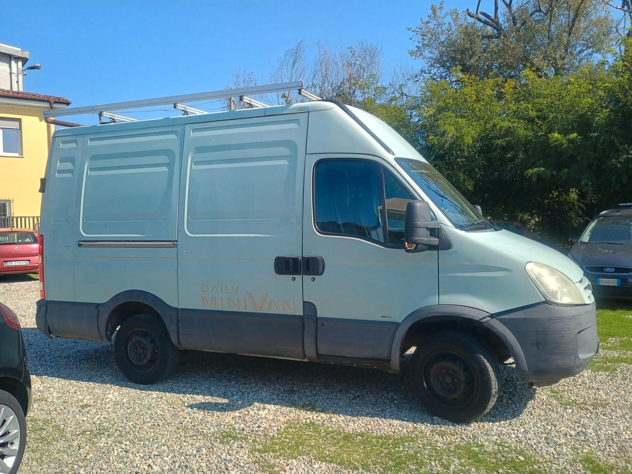 IVECO DAILY FURGONATO MINIVAN