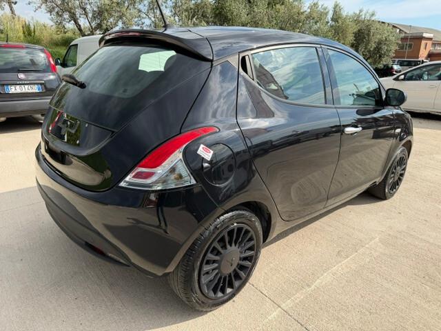 Lancia Ypsilon 1.0 FireFly 5 porte S&S Hybrid Silver