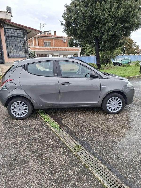 Lancia Ypsilon 1.0 FireFly 5 porte S&S Hybrid Silver