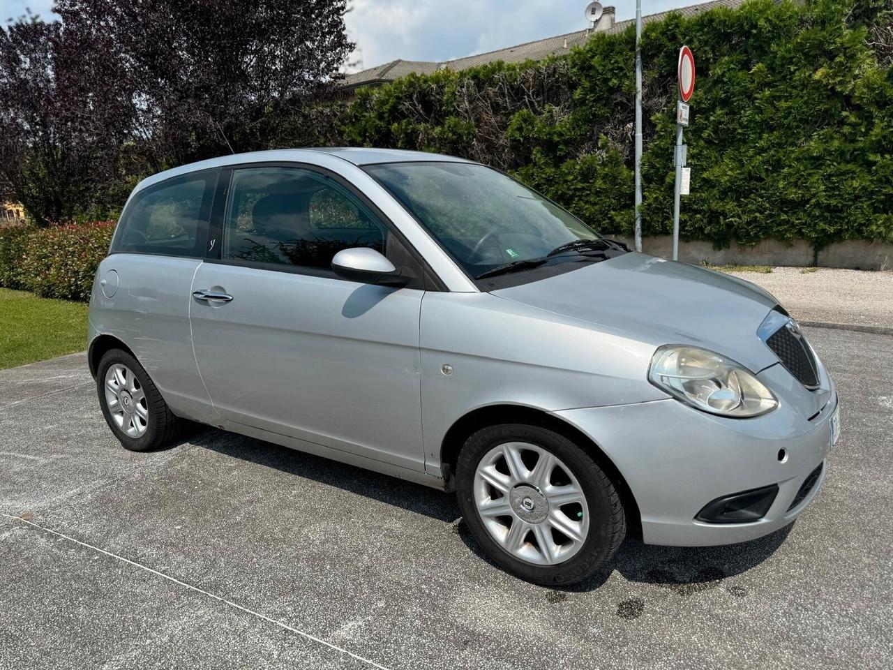 Lancia Ypsilon 1.2 Argento -Neopatentati