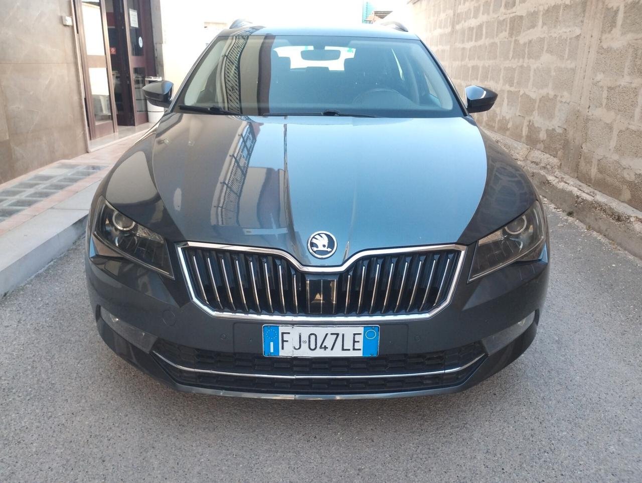 Skoda Superb 2.0 TDI DSG Wagon Style