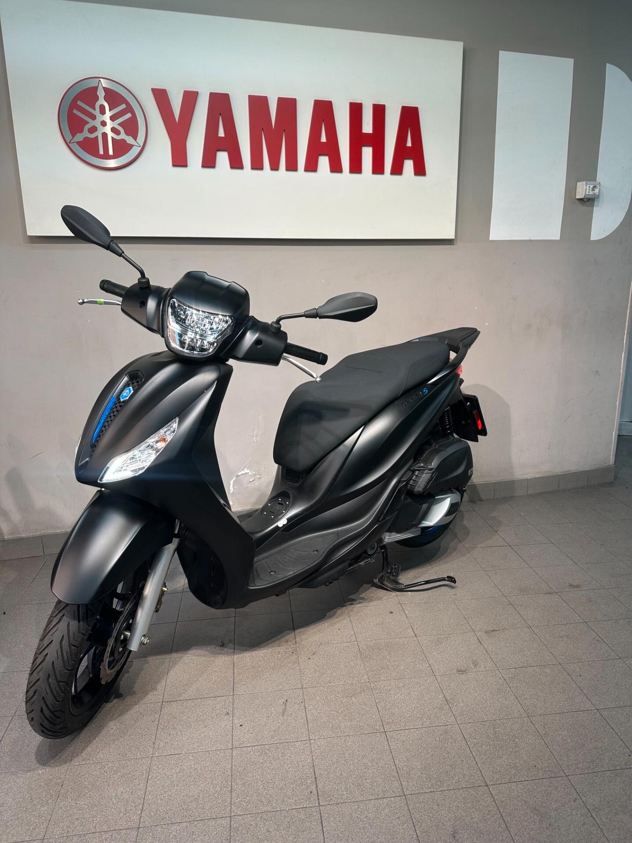 Piaggio Medley 200 S total black