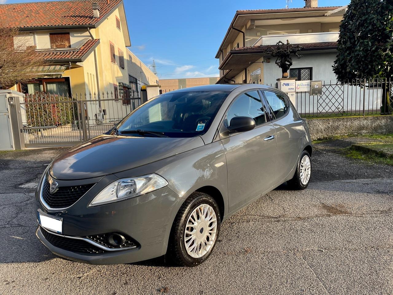 Lancia Ypsilon 1.2 69 CV 5 porte Platinum per Neopatentati 2016