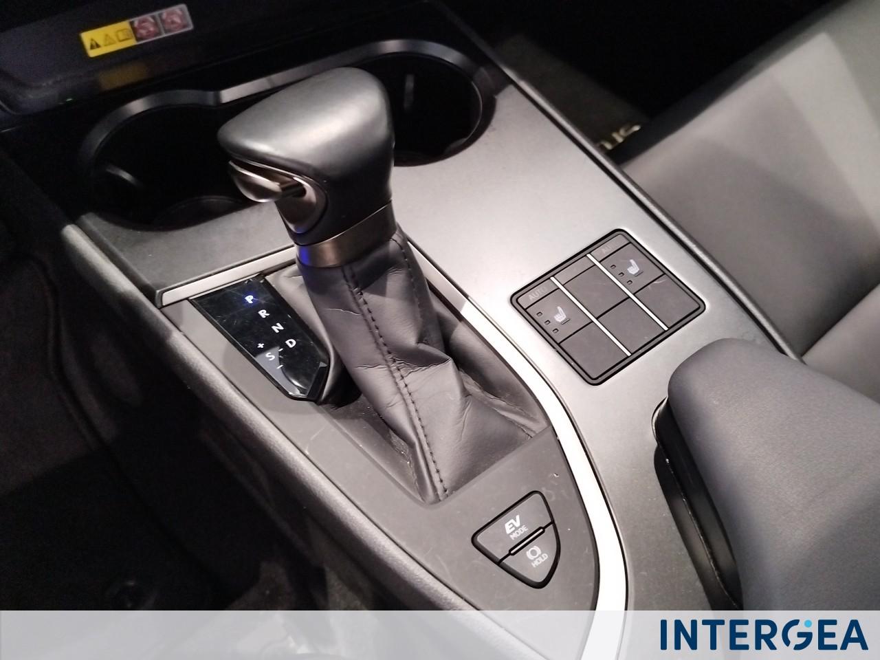 LEXUS UX 250h 2.0 Design 4wd cvt