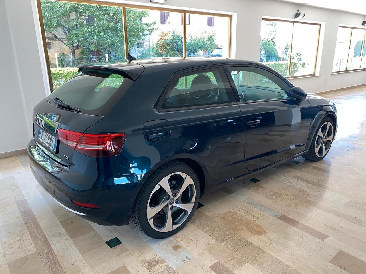 AUDI A3 1.6 TDI 110cv SPORT RESTYLING