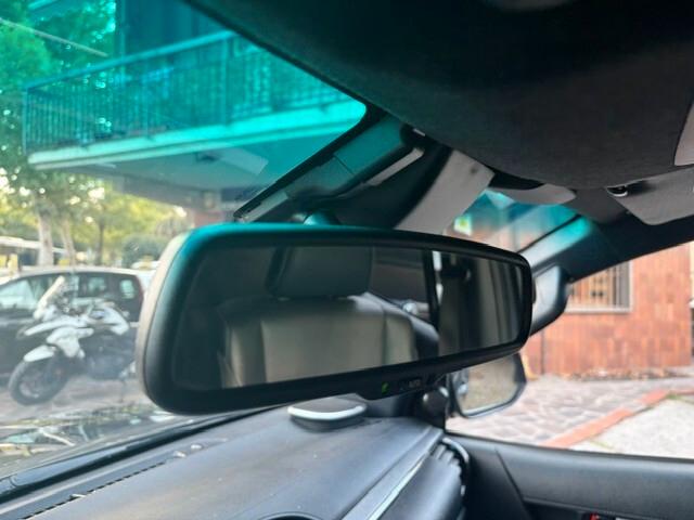 Toyota Hilux 2.4 D-4D A/T 4WD 4 porte Double Cab Invincible