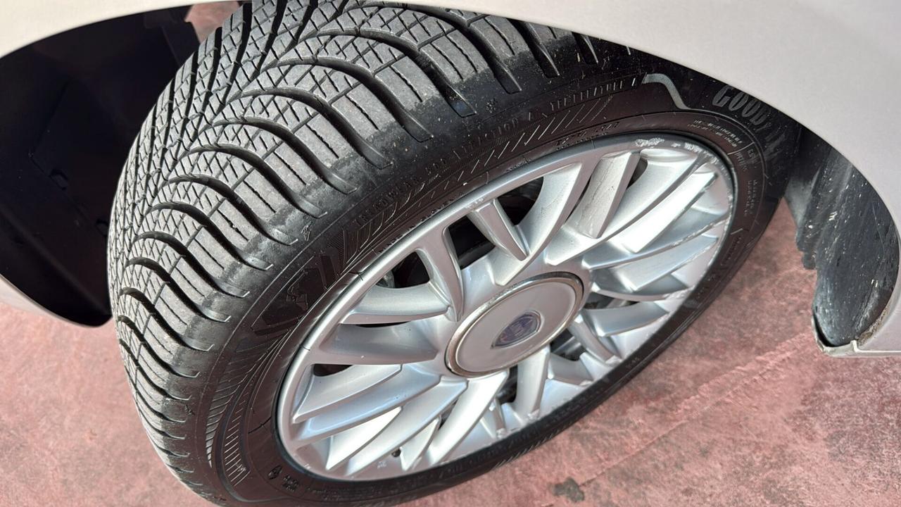 Lancia Ypsilon 1.2 69 CV 5 porte GPL Ecochic Silver