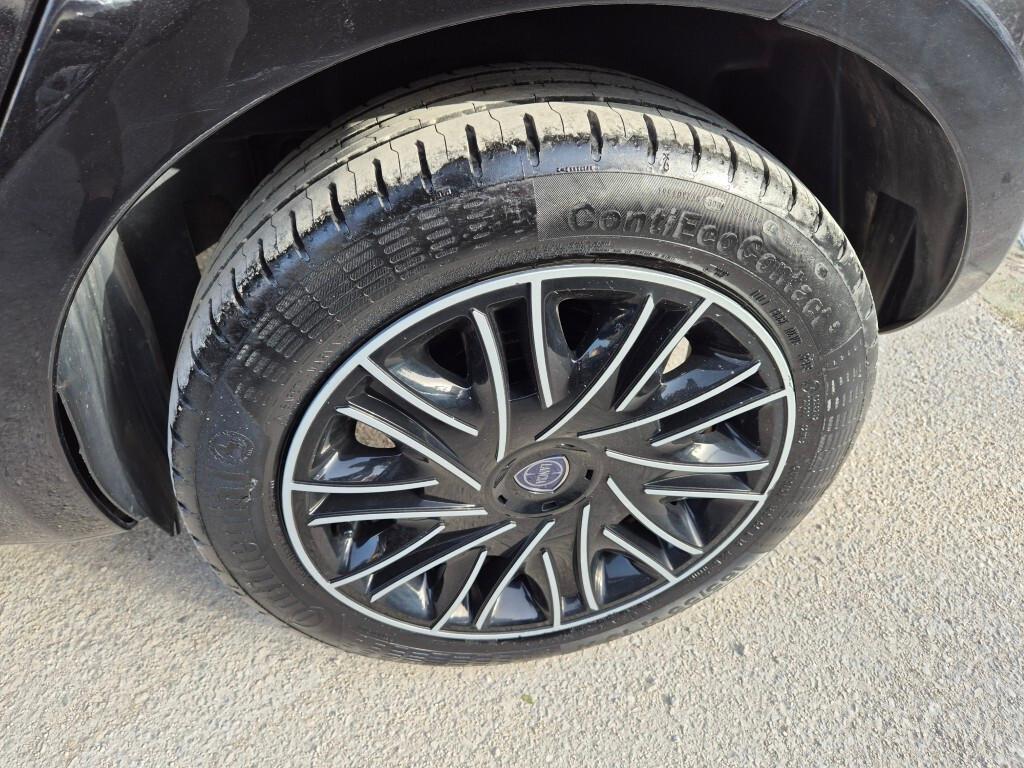 Lancia Ypsilon 1.2 69 CV 5-POSTI Gold