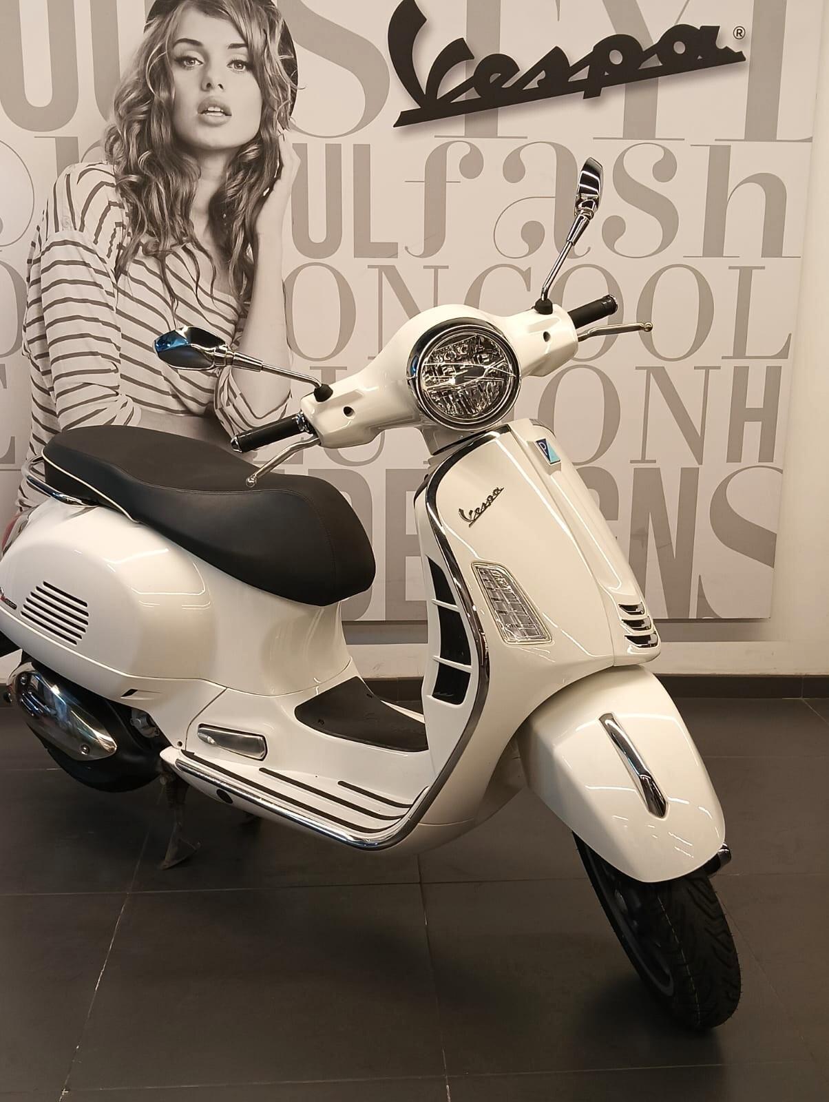 Piaggio Vespa 300 GTS hpe SUPER ABS E5