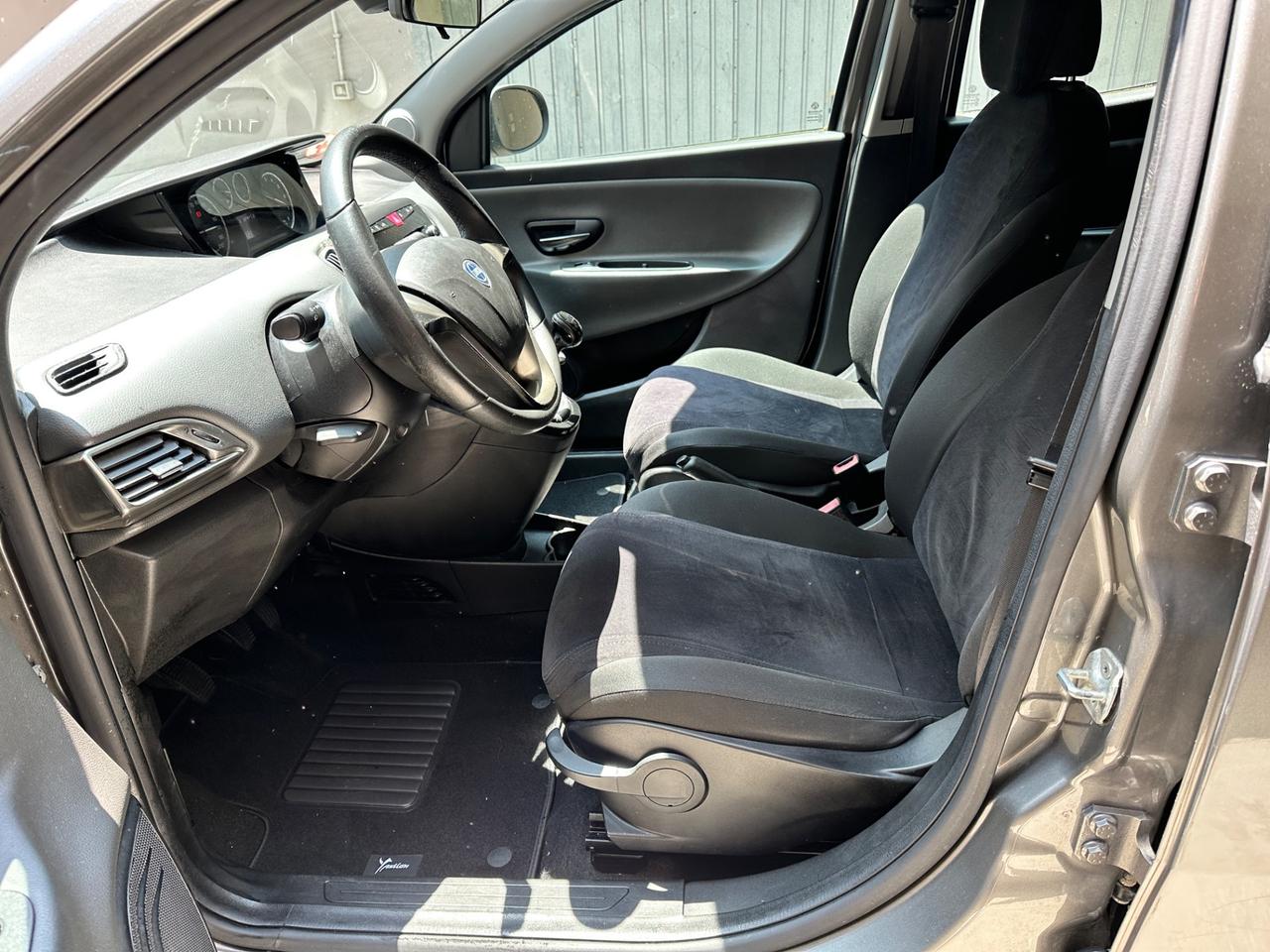 Lancia Ypsilon 1.2 69 CV 5 posti NEOPATENTATI