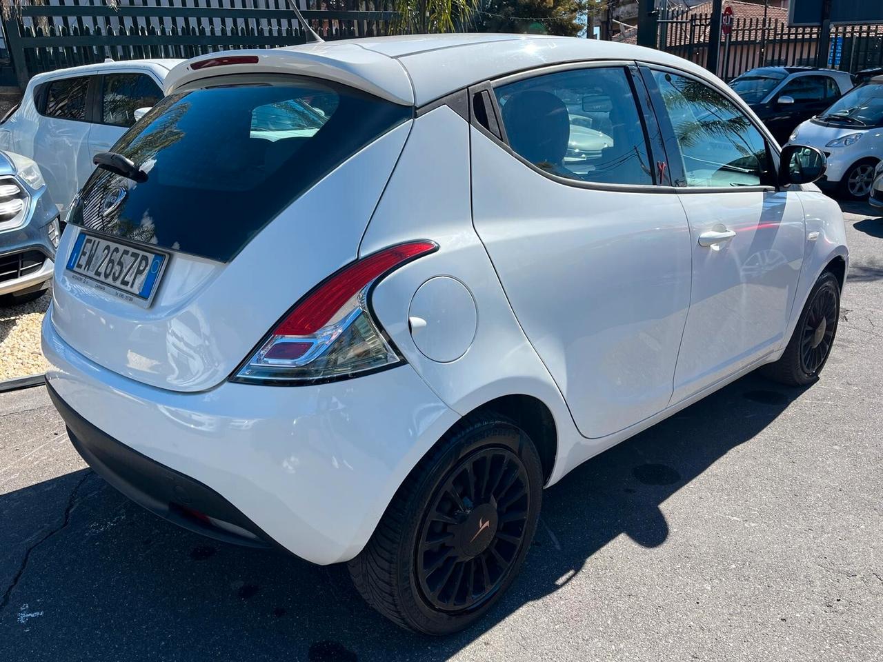 Lancia Ypsilon 1.2 69 CV 5 porte Silver