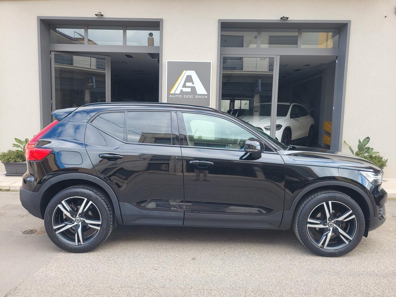 Volvo XC40 D3 Geartronic R-Design Retroc. Cerchi 19 Full Led...