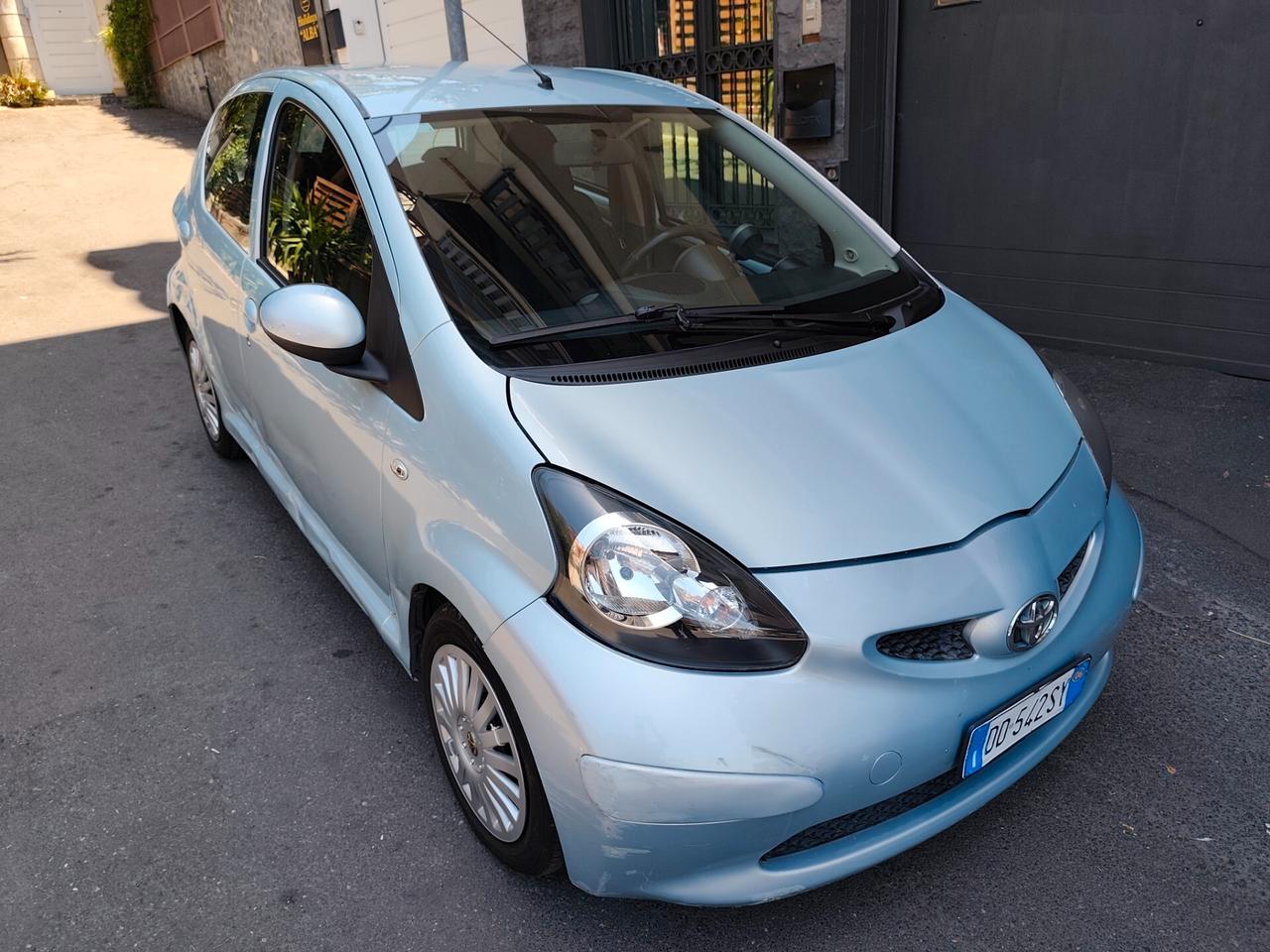 Toyota Aygo 1.0 benzina Automatica leggi