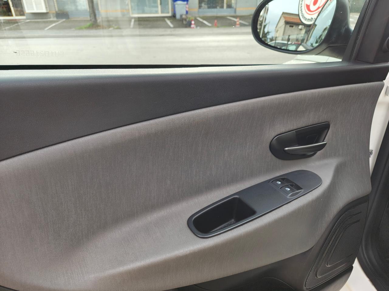 Lancia Ypsilon 1.2 69 CV 5 porte GPL Ecochic Silver