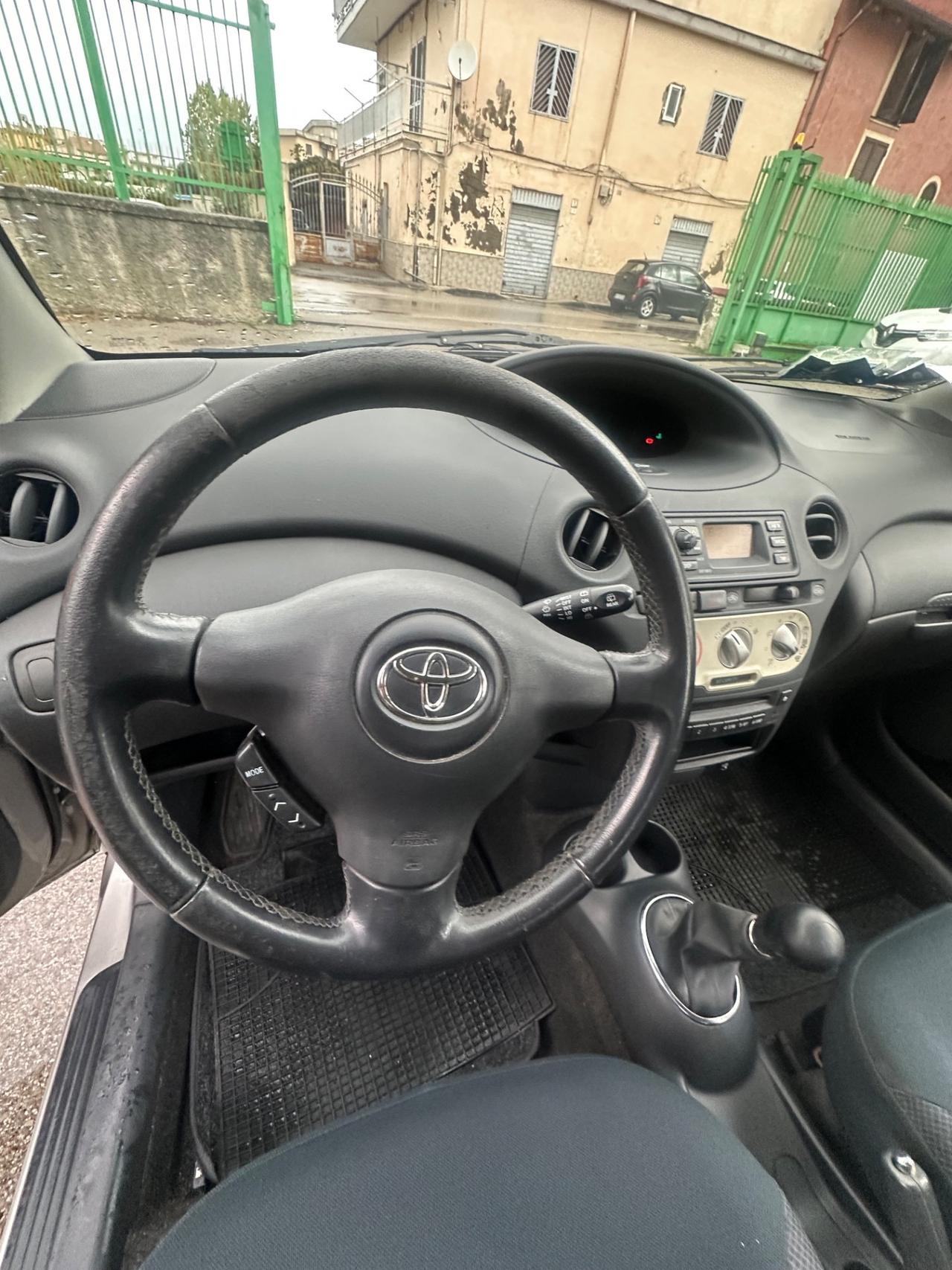 Toyota Yaris 1.0i 16V cat 5 porte Sol