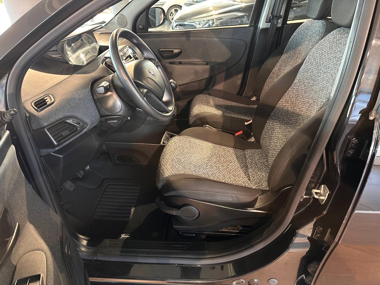 Lancia Ypsilon 1.0 FireFly 5 porte S&S Hybrid Silver