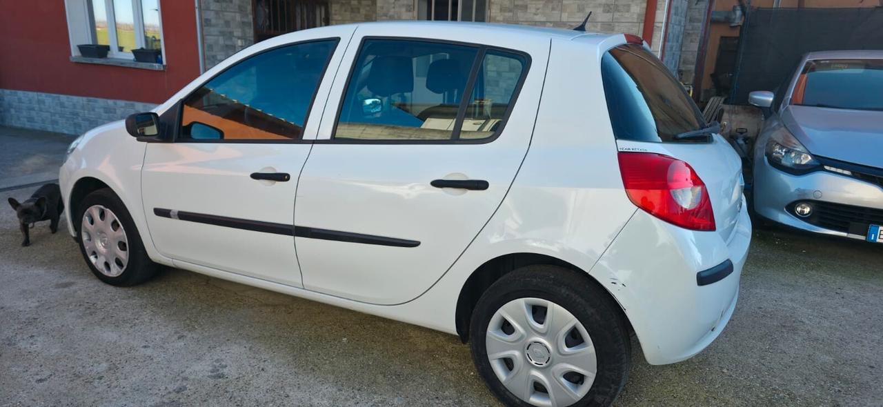 Renault Clio 1.2 16V 5 porte Luxe neopatentati