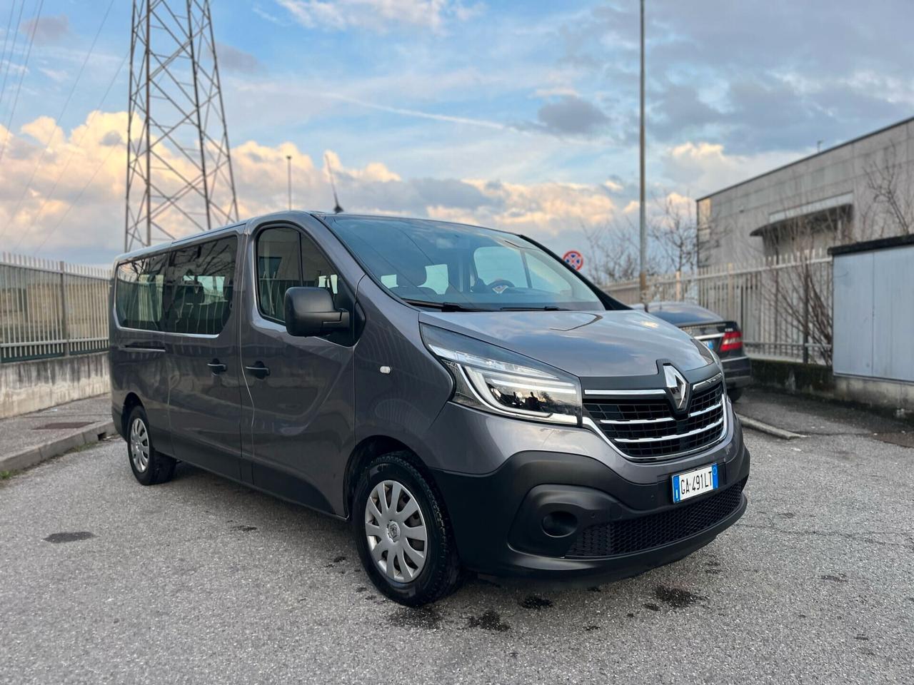 RENAULT TRAFIC 9P LUNGO CAMBIO AUTOMATICO DOPPIA PORTA