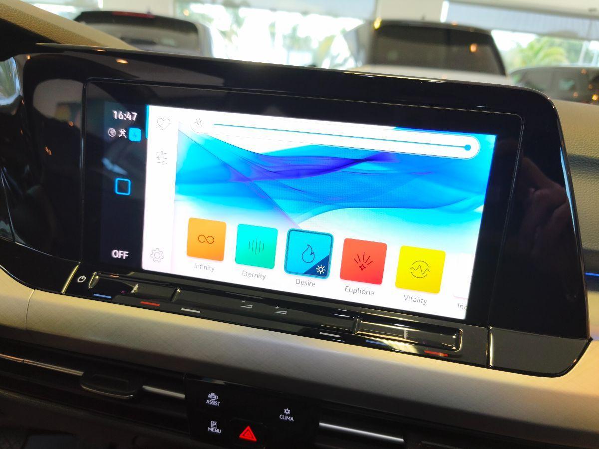 VOLKSWAGEN Golf 8 2.0 TDI Luci Ambient-Cockpit