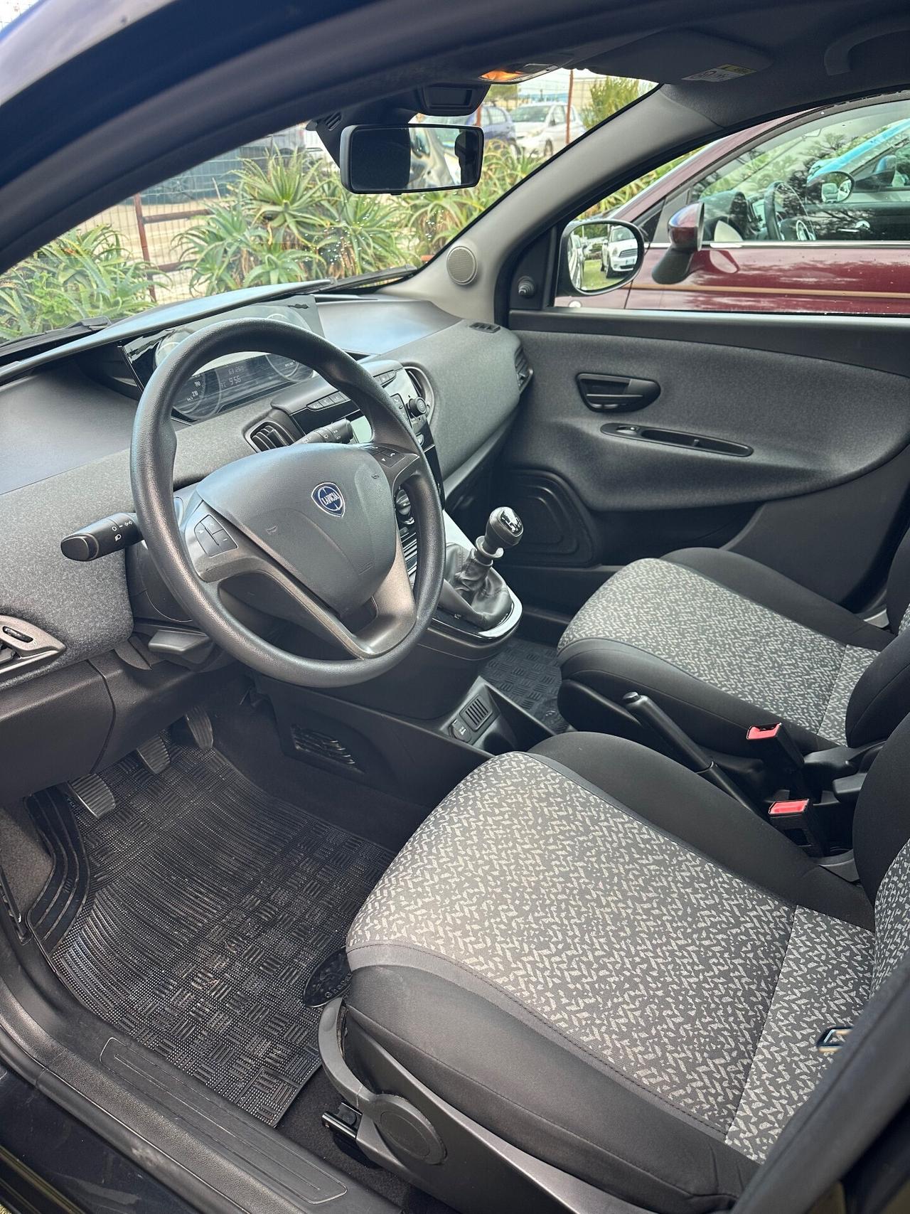 Lancia Ypsilon 1.0 FireFly 5 porte S&S Hybrid Ecochic Silver