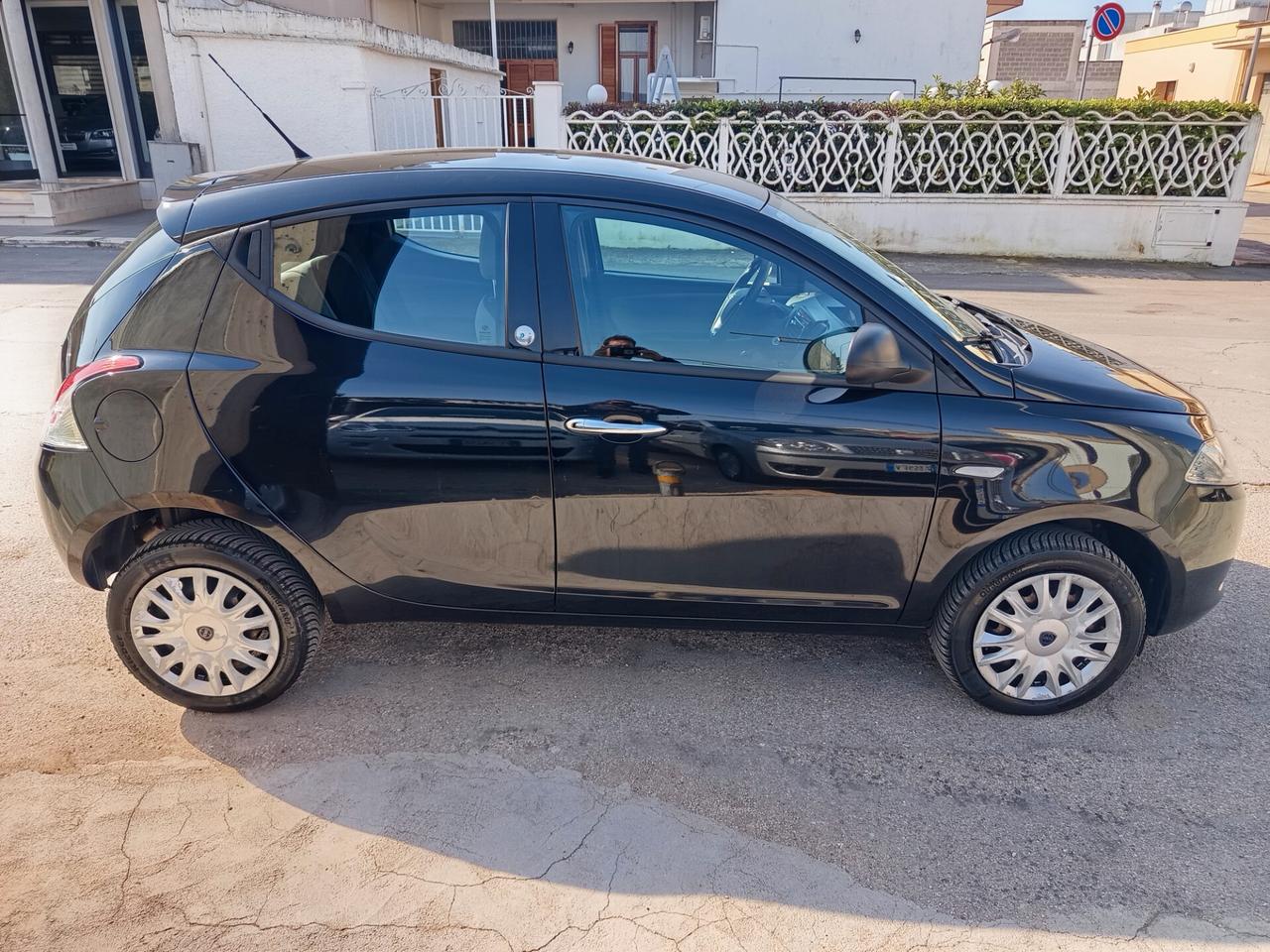 Lancia Ypsilon 0.9 TwinAir 85 CV 5 porte Metano Ecochic