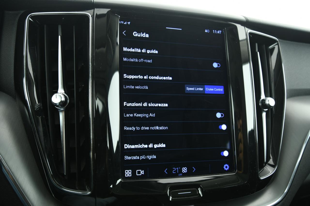 VOLVO XC60 2.0 b4 Momentum awd auto CAMERA+APP CONNECT+FULL LED