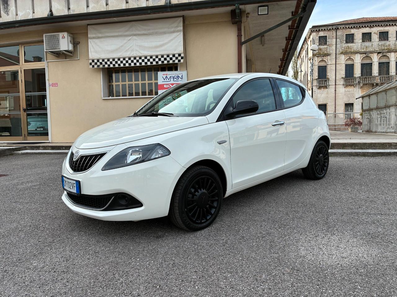 Lancia Ypsilon 1.0 FireFly Hybrid Silver