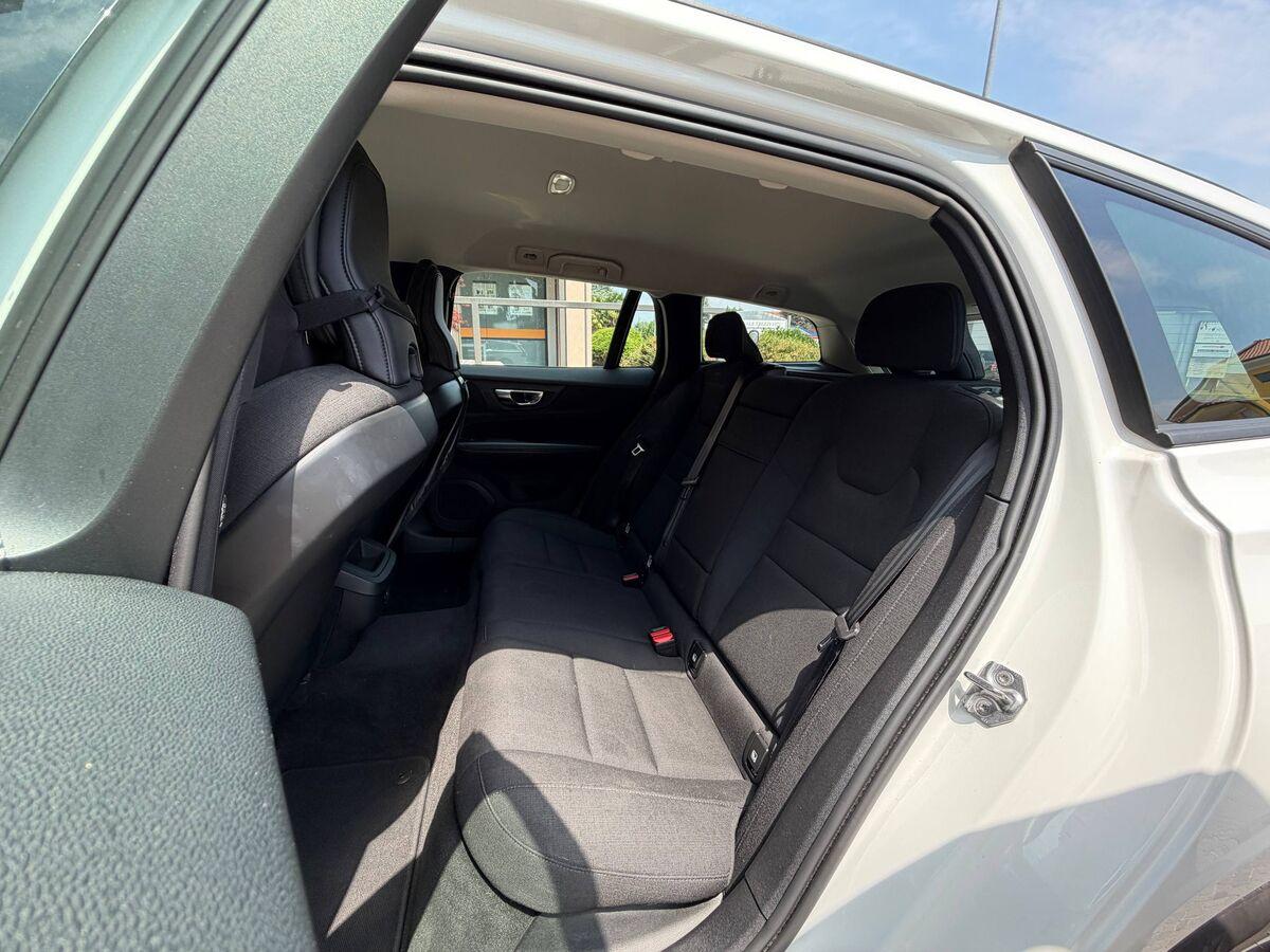 Volvo V60 2.0 b3 Momentum Business auto 8m my21
