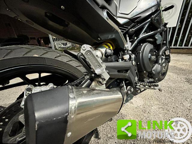 BENELLI Leoncino 800 .