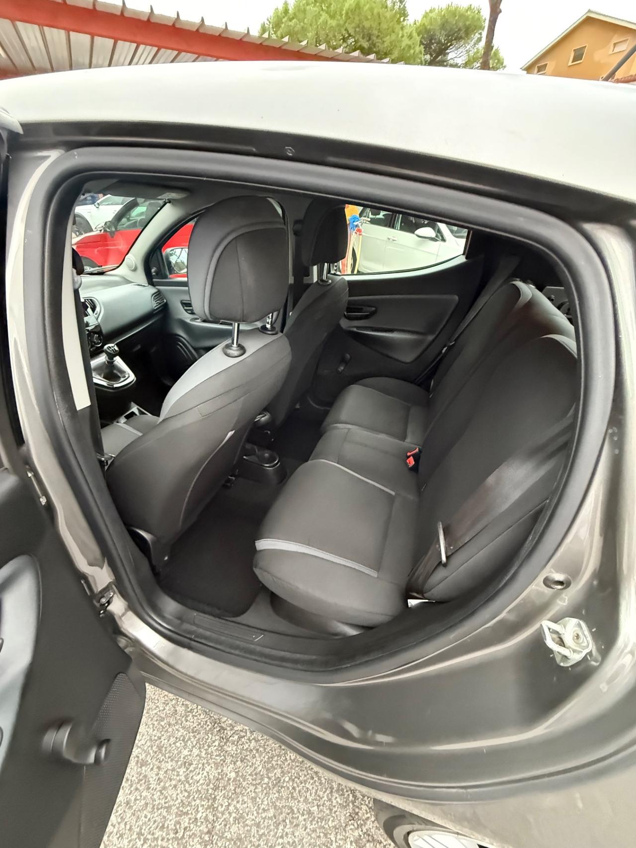 Ypsilon 1.2 69 CV 5 porte/rate/permute/garanzia