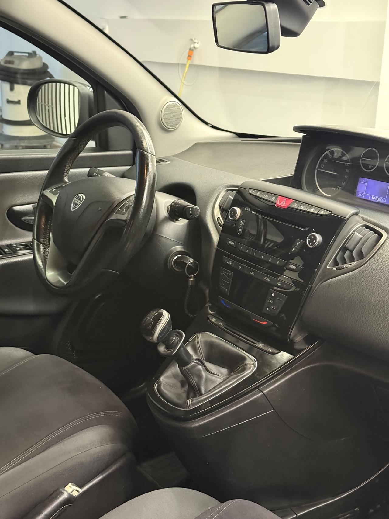 Lancia Ypsilon 0.9 TwinAir 85 CV 5 porte S&S Platinum