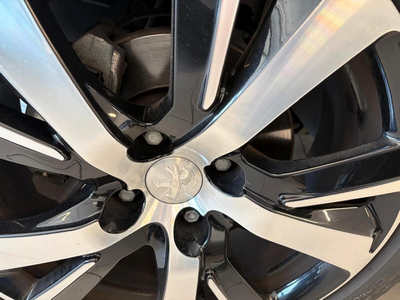 Peugeot 2008 ALLURE BlueHDi 120 6mt GRIP CONTROL