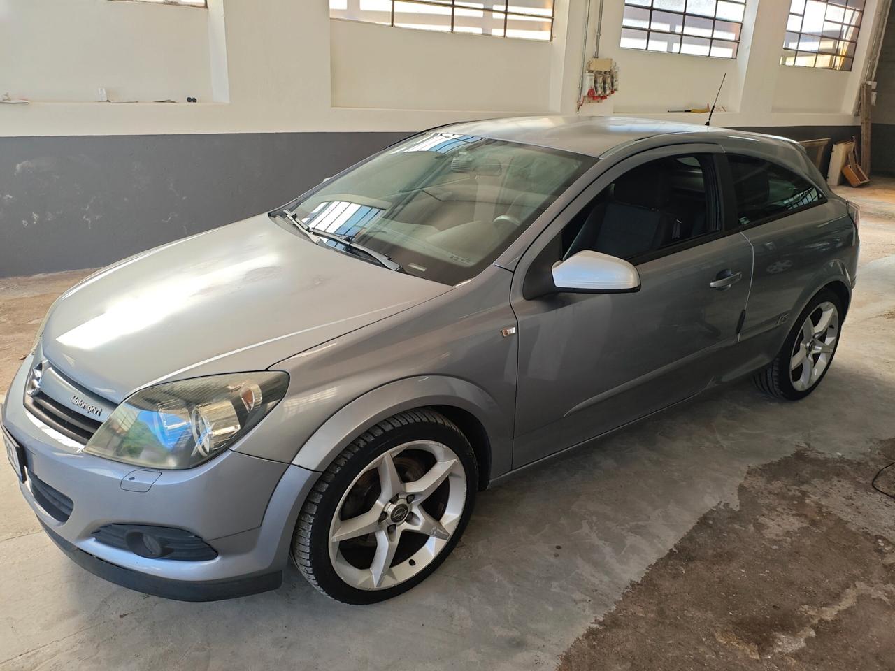 Opel Astra GTC 1.9 CDTI 120CV 3 porte Sport