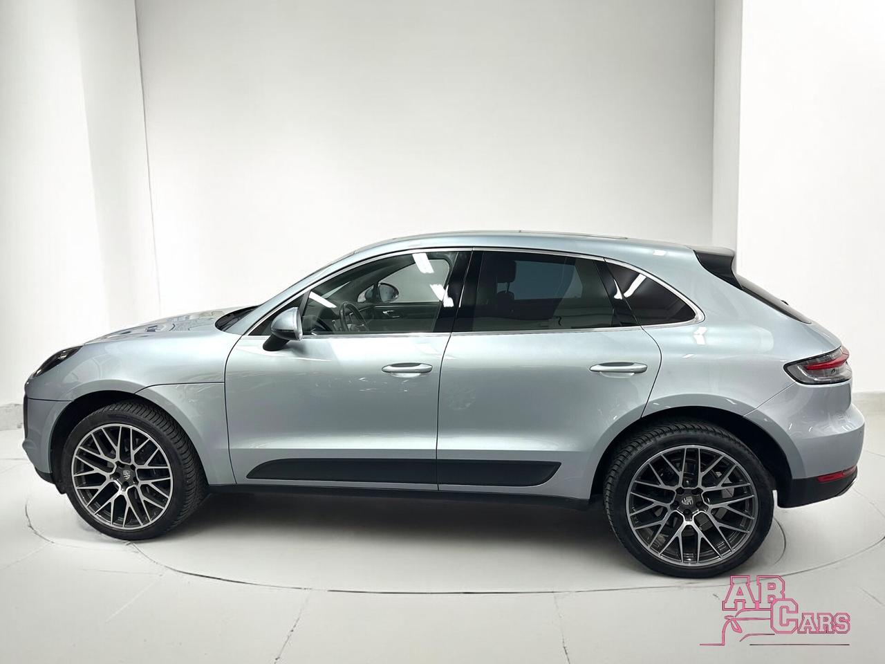 PORSCHE MACAN MODEL 19