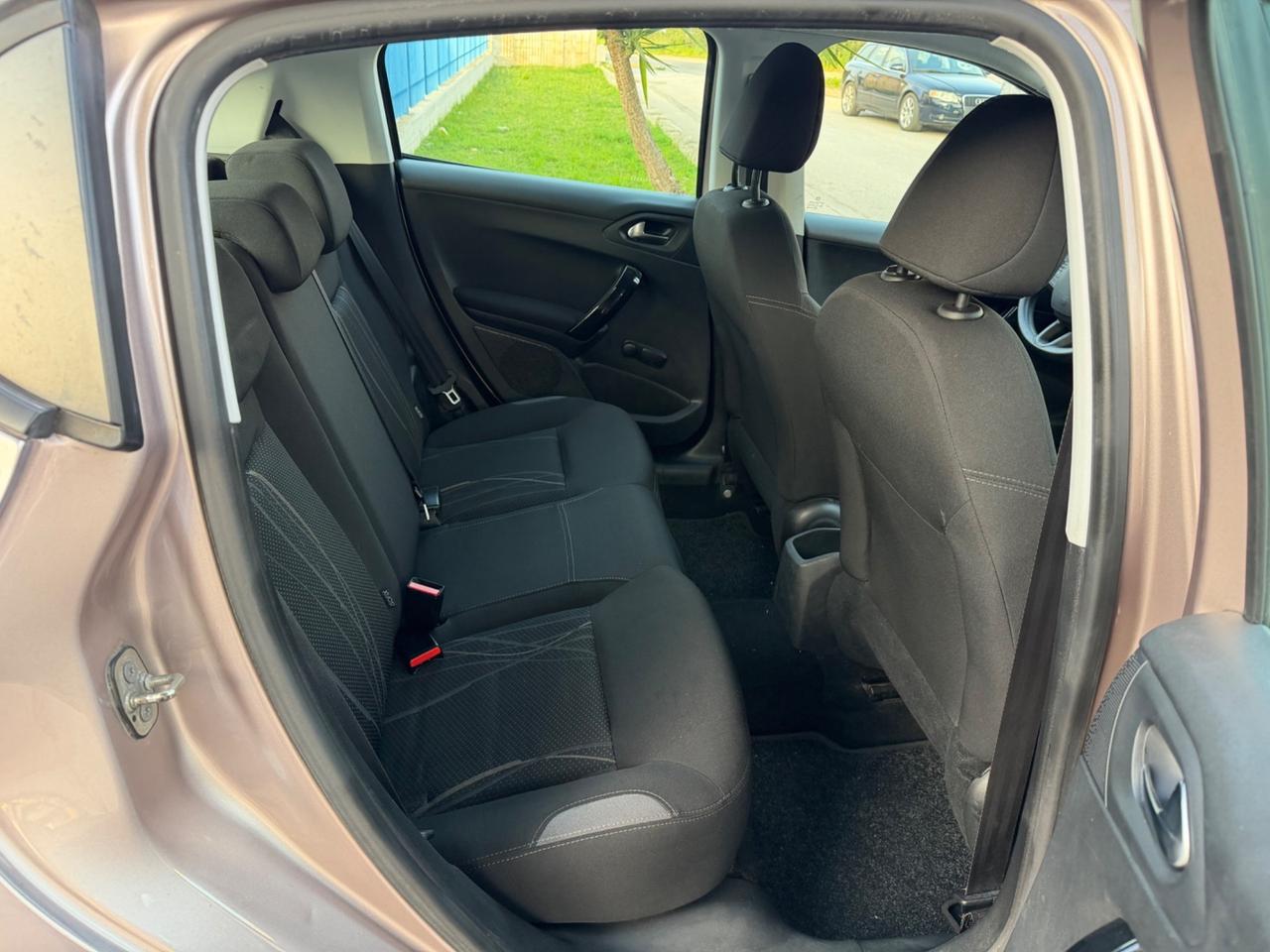 Peugeot 208 1.6 e-HDi 92 cavalli 2012