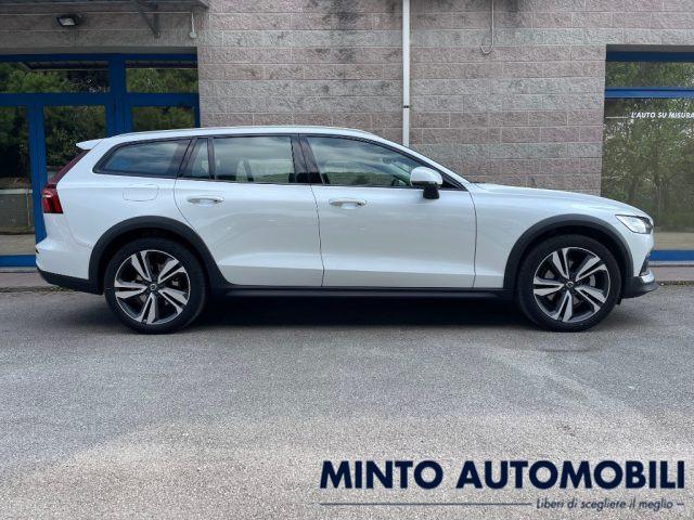 VOLVO V60 Cross Country B4 2.0 D 197CV AWD PLUS AUTOMATICA UNIPROPRIETARIO