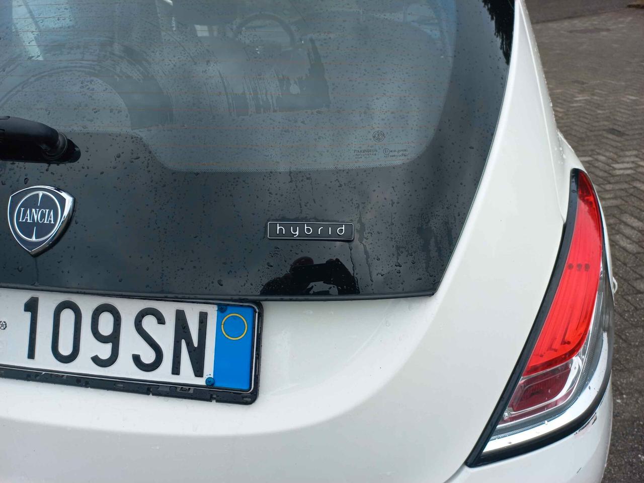 Lancia Ypsilon 1.0 FireFly 5 porte S&S Hybrid Ecochic Silver