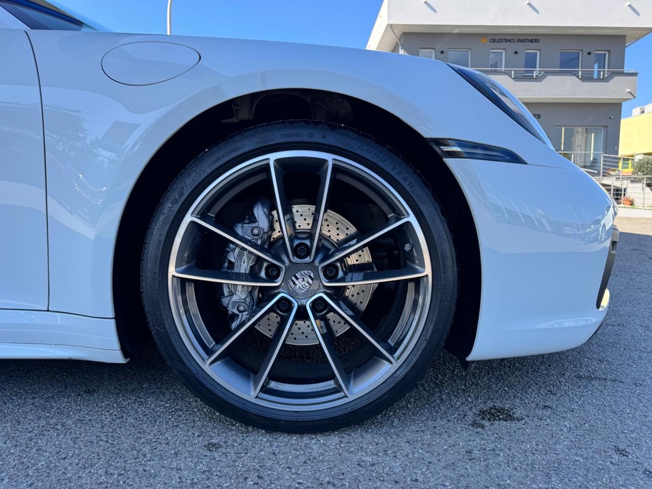 Porsche 911 Carrera 992 white edition 385cv Porsche approved