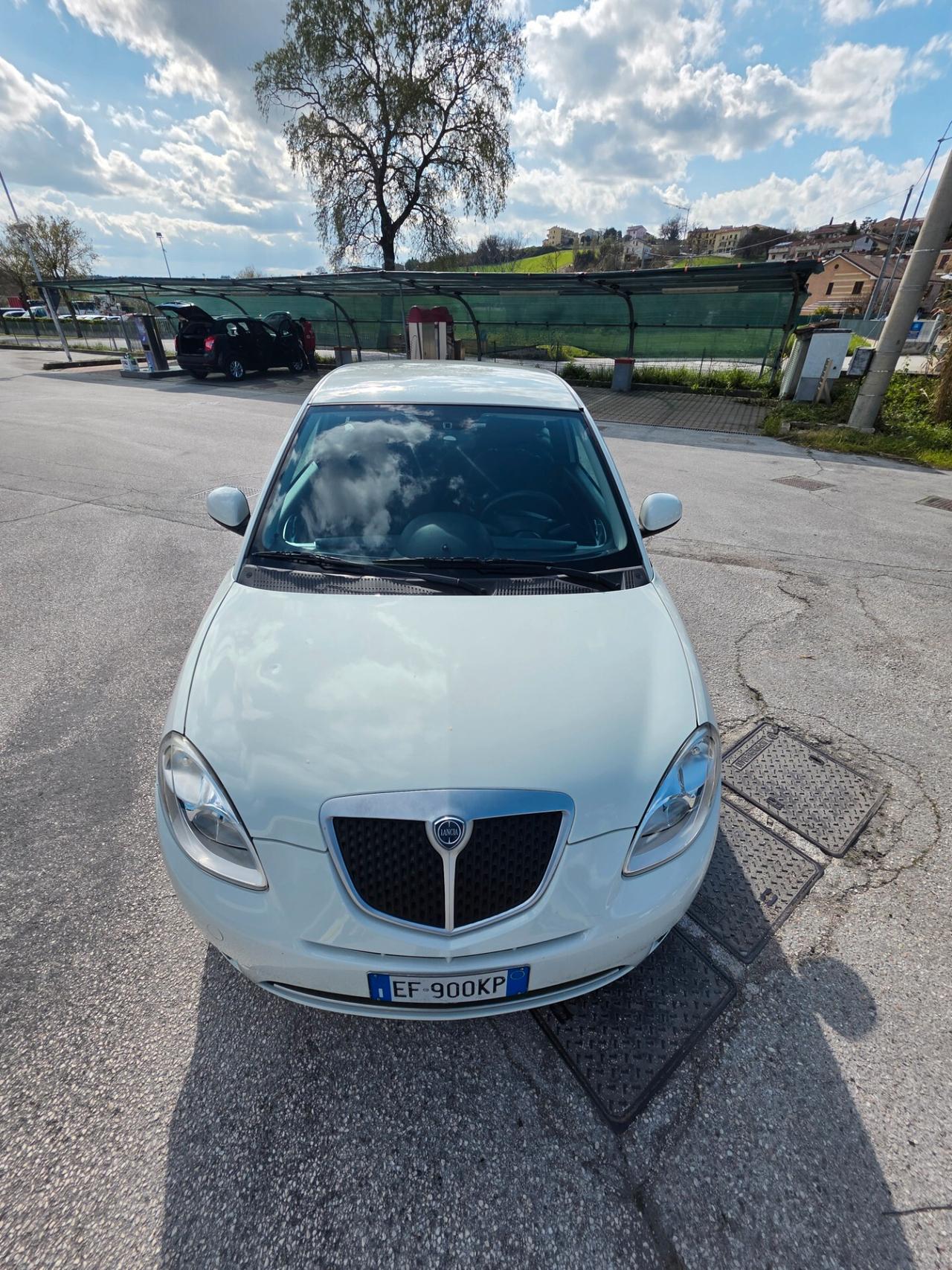 Lancia Ypsilon neo patentati 81000 km