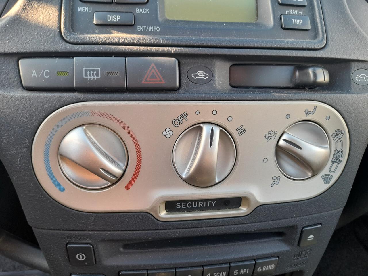 Toyota Yaris 1.0i 16V cat 5 porte Sol