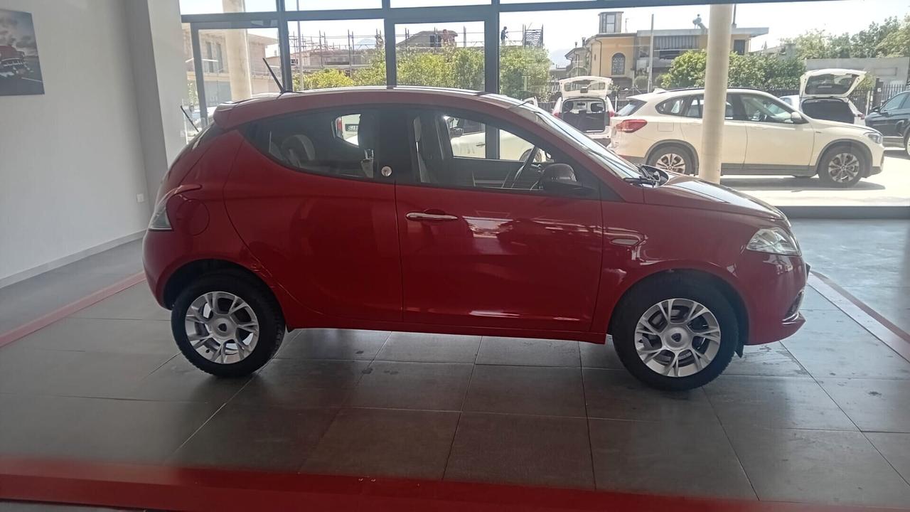 Lancia Ypsilon 0.9 TwinAir 85 CV 5 porte Metano Ecochic Silver